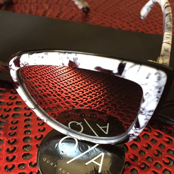 Quay Australia My Girl Sunglasses/NWOT - Picture 4 of 6